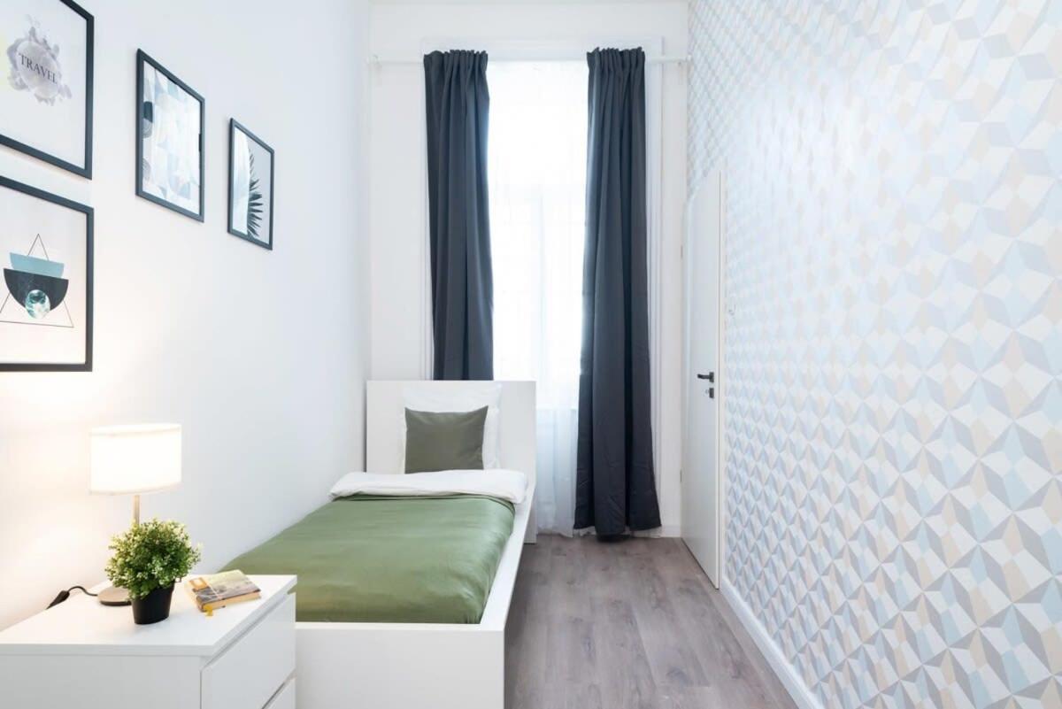 Large Apartment At Perfect Central Location Будапеща Екстериор снимка